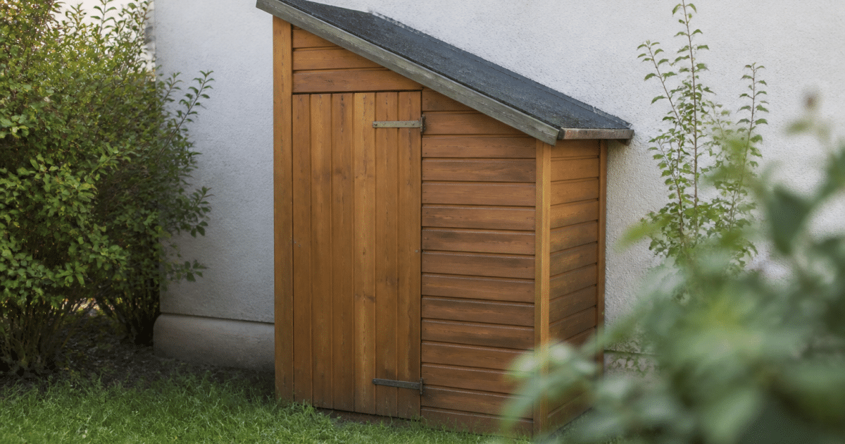Petit abri de jardin en bois adossé au mur