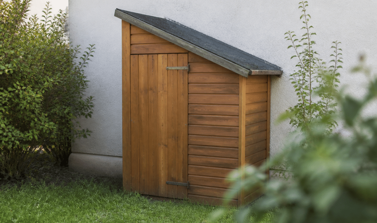 Petit abri de jardin en bois adossé au mur