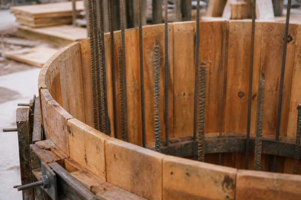 Barres verticales acier dans coffrage bois cylindrique