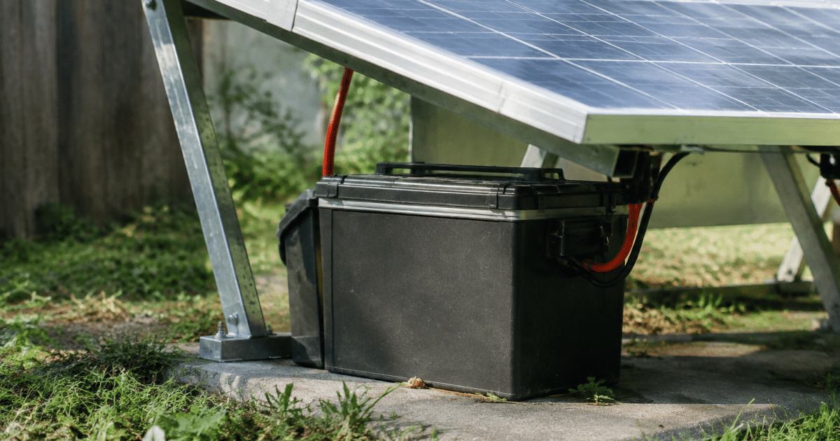 Batterie de stockage noire positionnee sous panneau solaire