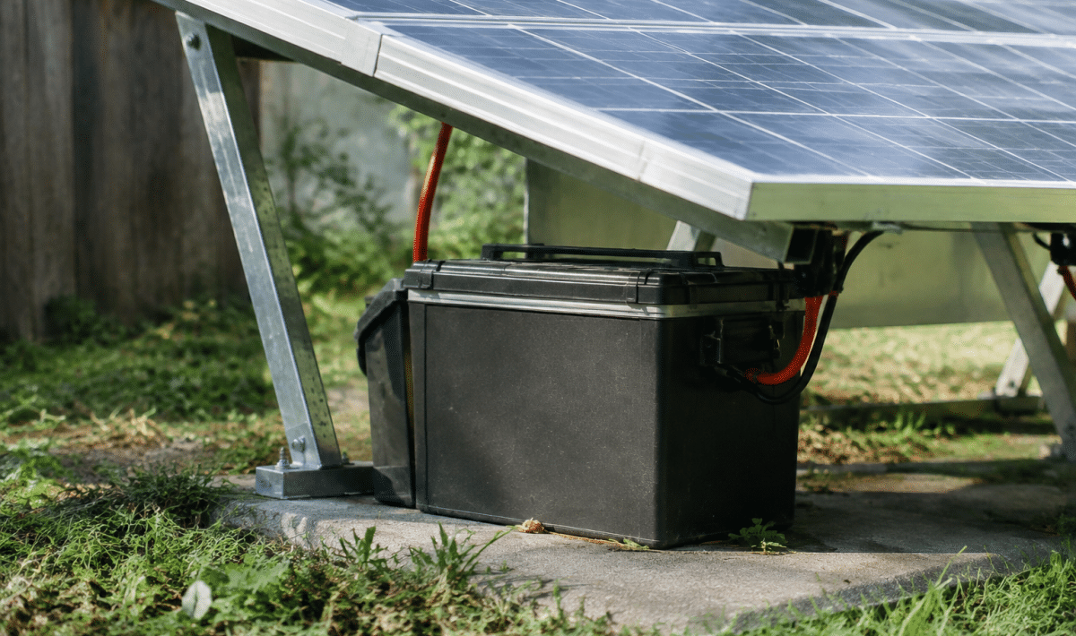 Batterie de stockage noire positionnee sous panneau solaire