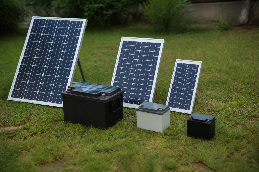 Batteries de differentes tailles avec panneaux solaires correspondants