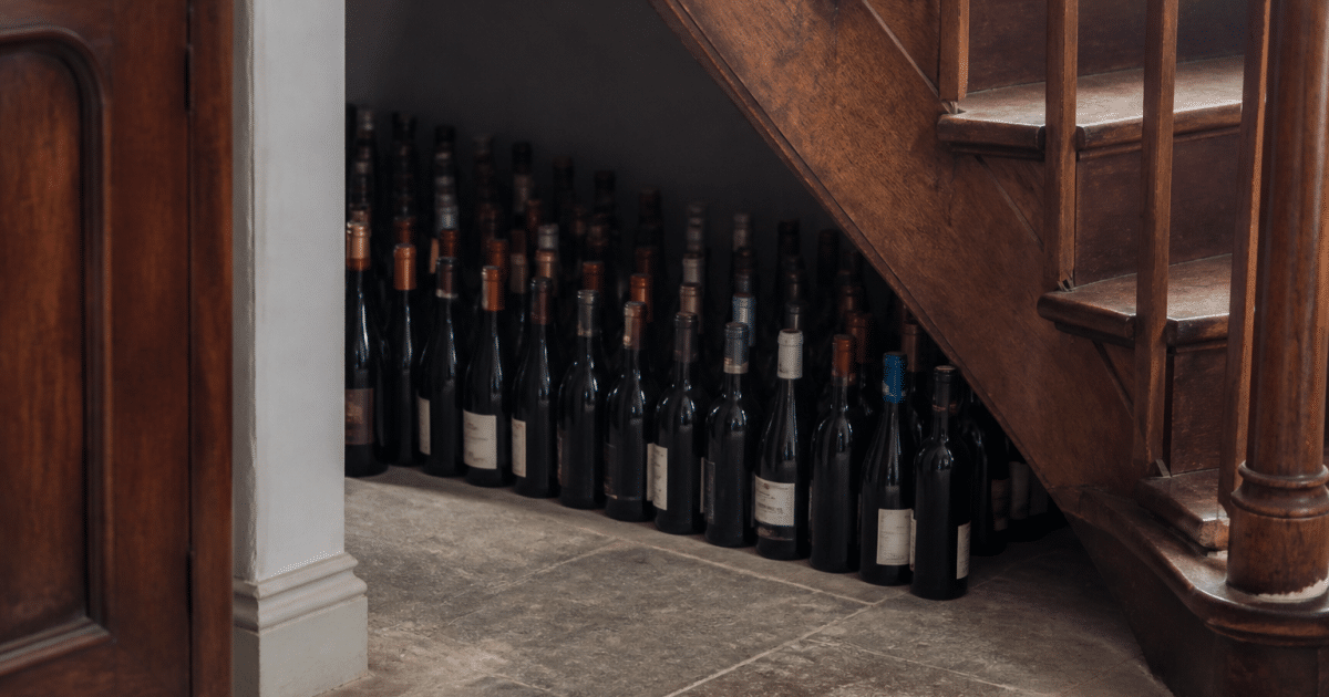 Rangees de bouteilles de vin alignees sous les marches d'escalier