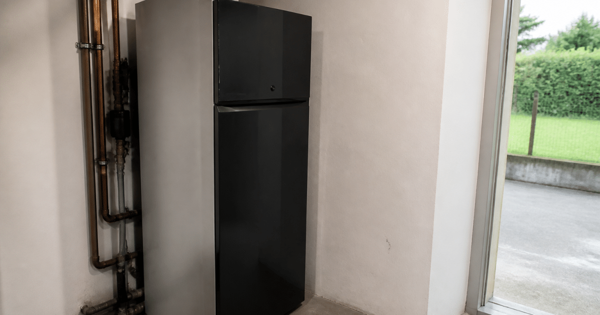 Chaudiere fioul condensation installee contre mur blanc