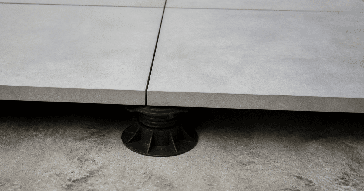 Dalle beton grise posee sur plots plastique supports