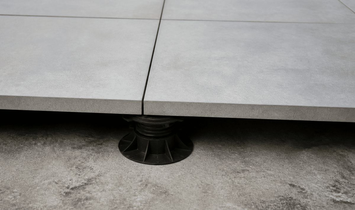 Dalle beton grise posee sur plots plastique supports