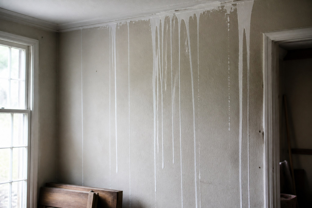 Murs taches de peinture coulant du plafond