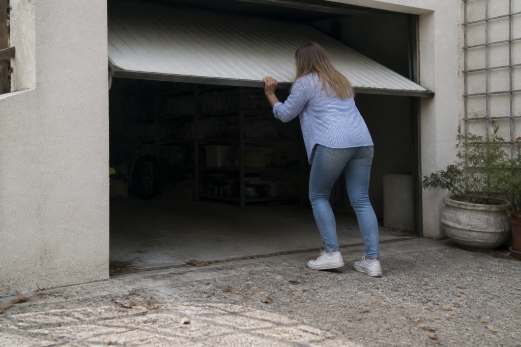 Ouverture manuelle porte garage metallique sans courant