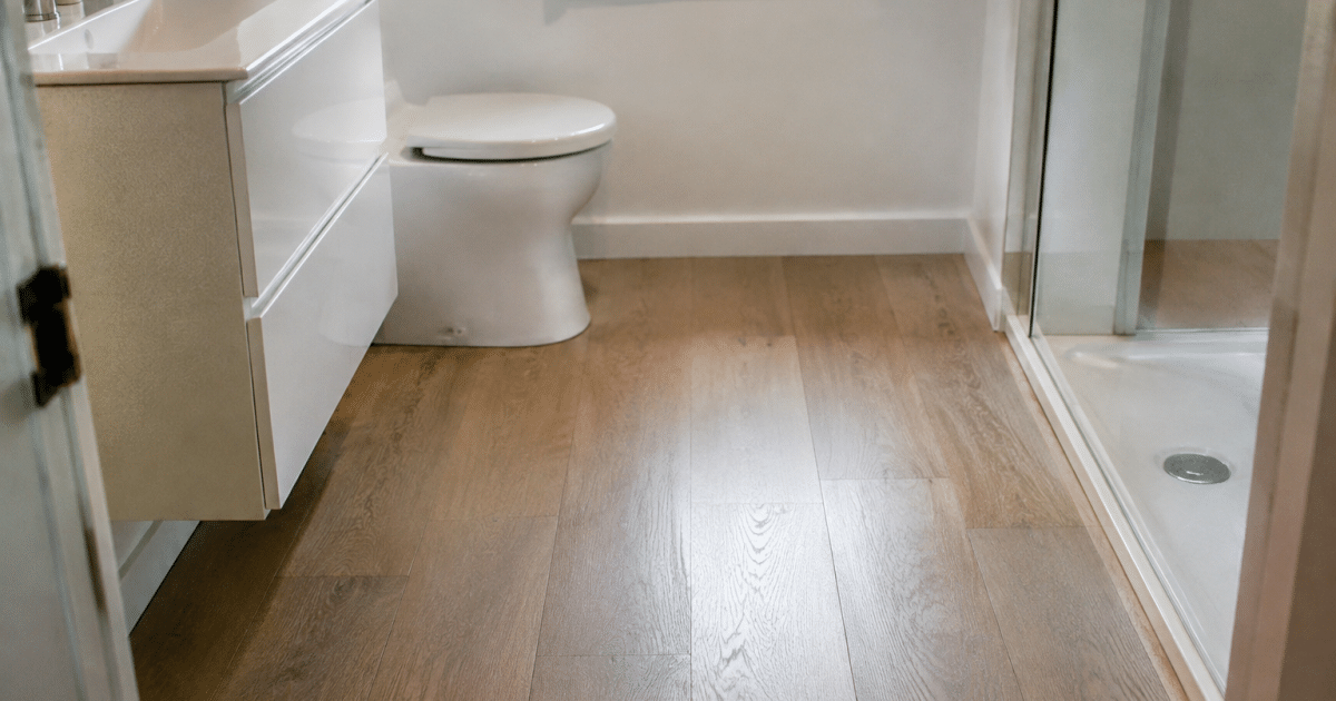 Plancher bois clair recouvrant sol salle bain blanche