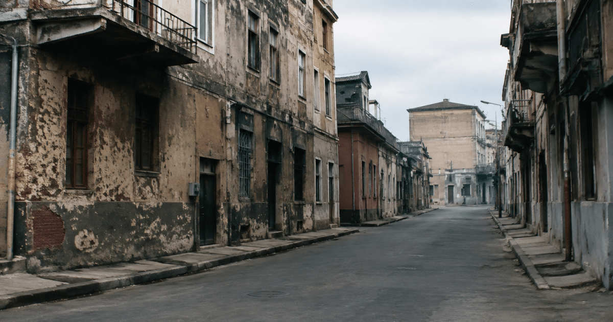 Rue urbaine avec immeubles délabres et rues desertes