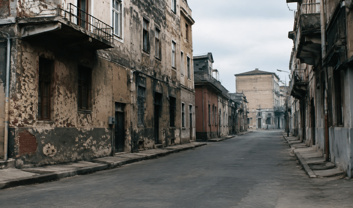 Rue urbaine avec immeubles délabres et rues desertes