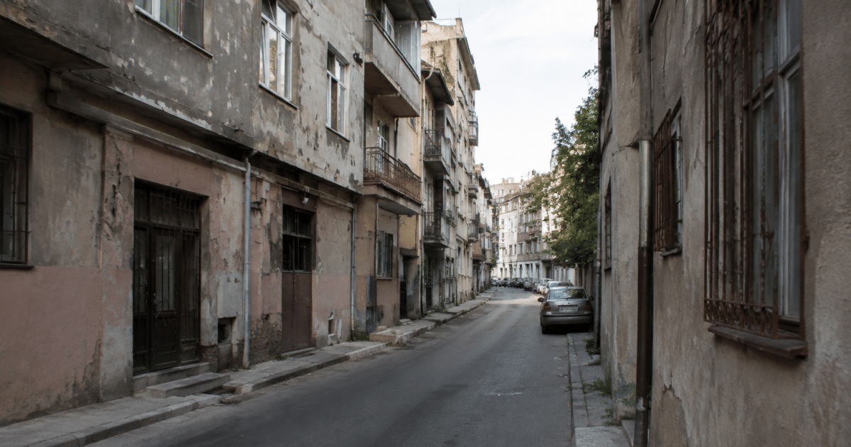 Rues desertes de quartier urbain avec immeubles decrepits