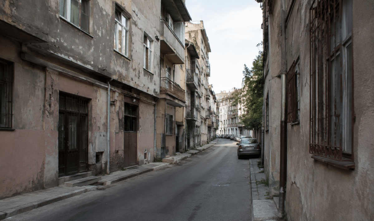 Rues desertes de quartier urbain avec immeubles decrepits
