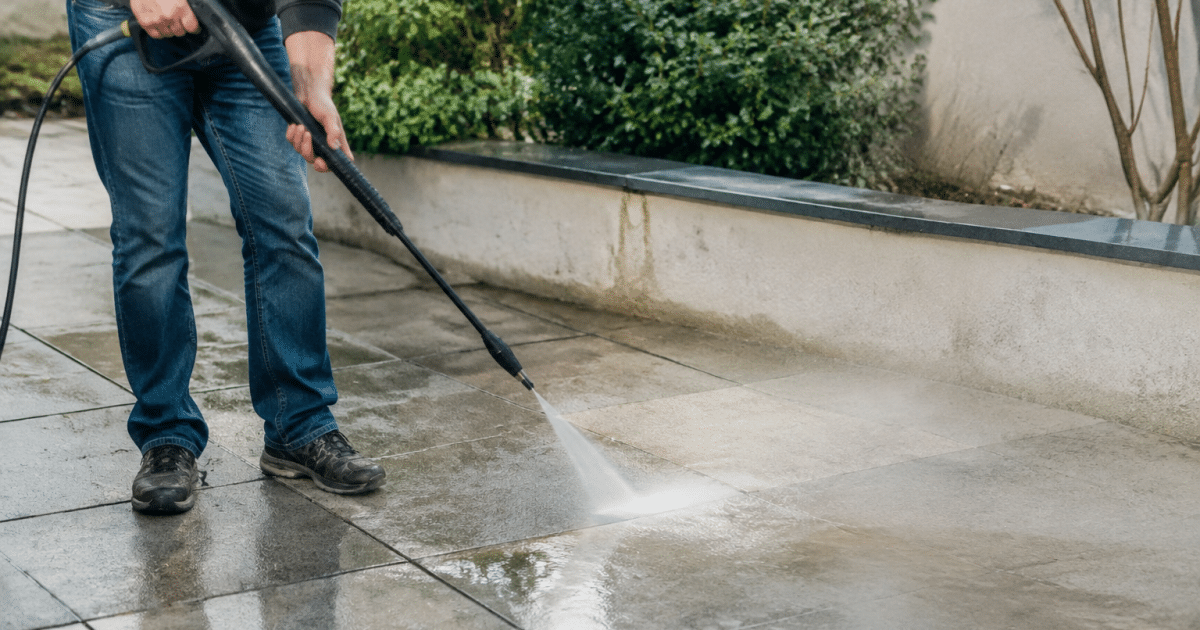 Terrasse beton grise nettoyee au jet eau haute pression