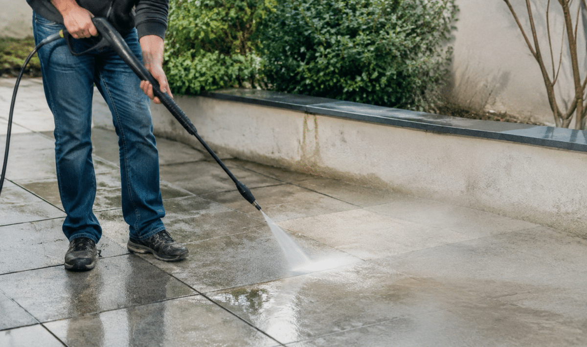 Terrasse beton grise nettoyee au jet eau haute pression