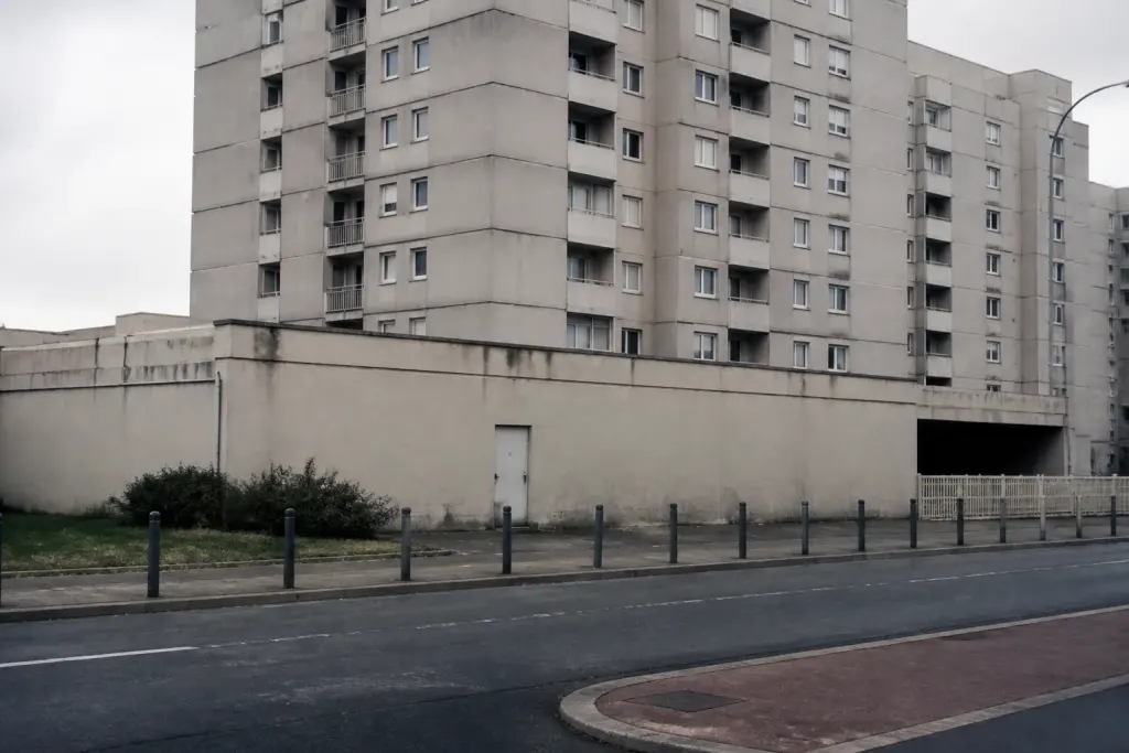 Immeubles gris collectifs manquant commerces en zone urbaine