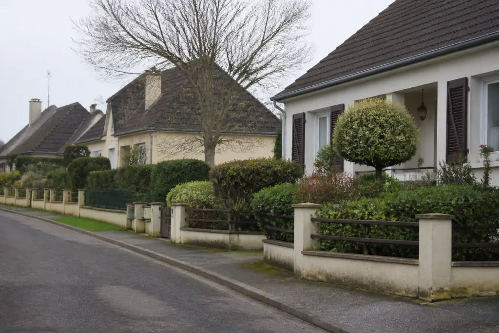 Maisons pavillonnaires avec jardins et rues vertes