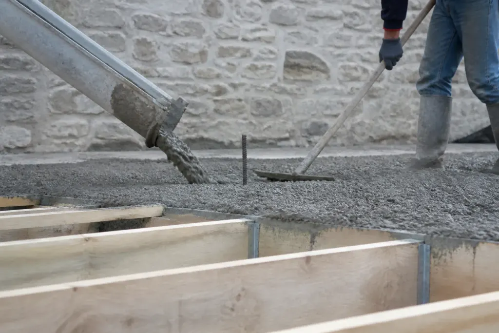 Plots beton coules solives bois chantier