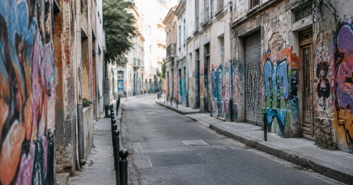Rues vides avec facades delabres couvertes graffiti multicolores