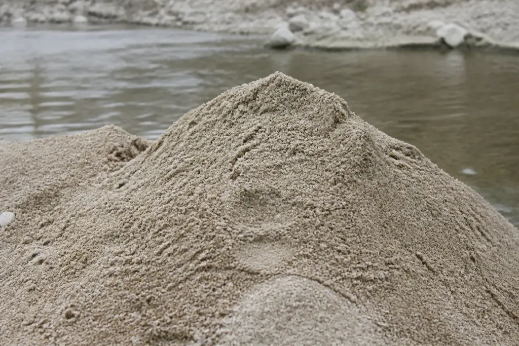 Tas de sable riviere granules clairs et fins